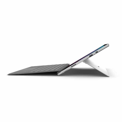Surface Pro 6-E همراه کیبورد تایپ کاور از زاویه نیمه‌جانبی